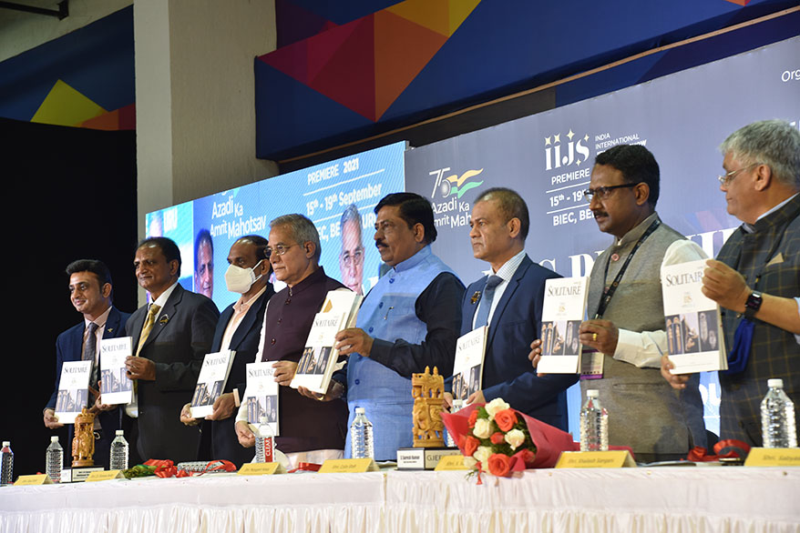 Mr. Murugesh Nirani (5th from left), Hon’ble Minister of Large and Medium Industries, Govt. of Karnataka & Colin Shah (6th from left), Chairman, GJEPC along with other dignitaries unveiling the special edition of Solitaire International magazine at IIJS Premiere 2021