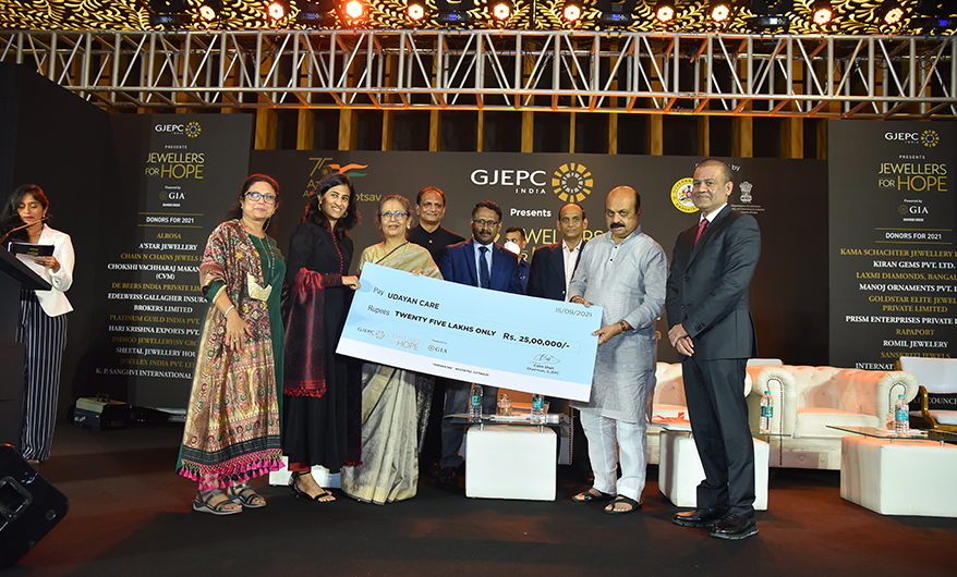Udayan Care representatives receiving a cheque o Rs. 25 lakh from Jewellers For Hope