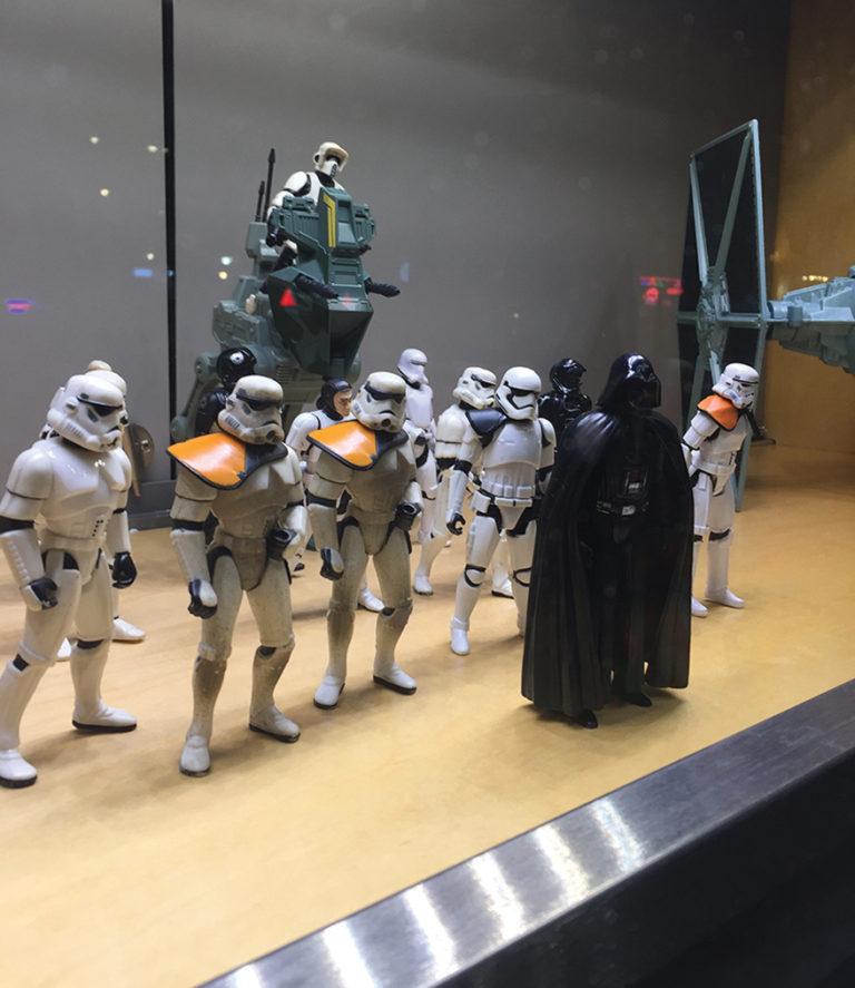 11 Intriguing Examples of Jewelry Store Window Displays