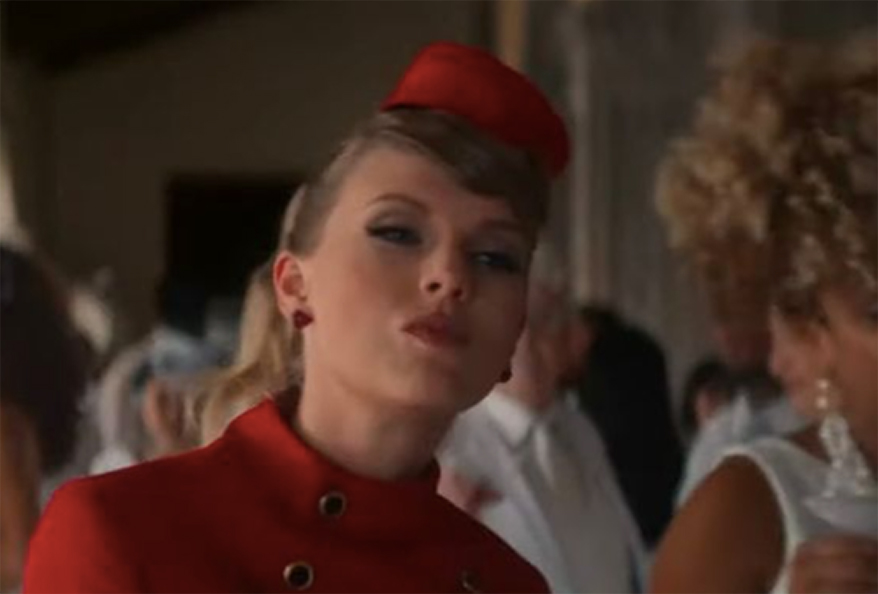 Er Giraf Hørehæmmet Taylor Swift Wears Red Heart Earrings in a Video for Her Red (Taylor's  Version) Album