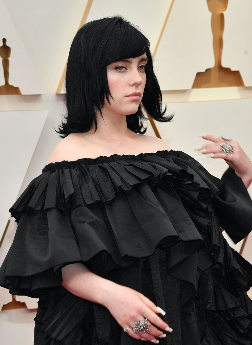 een vergoeding Parelachtig scheerapparaat Billie Eilish Has Star Power in a Winning Song and Her Fred Leighton Jewels  at the 2022 Academy Awards