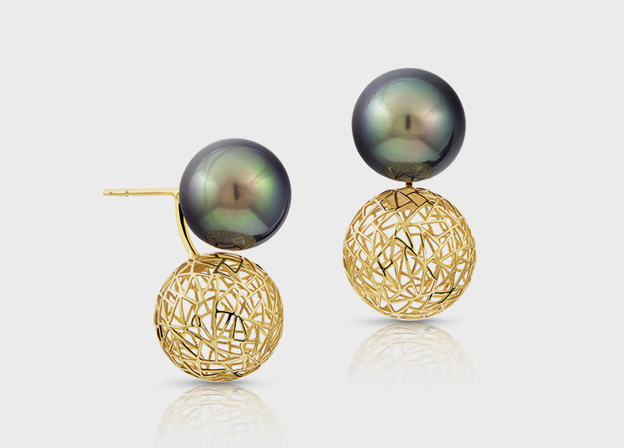 Baiyang Jewelry  18K yellow gold earrings with Tahitian pearls.