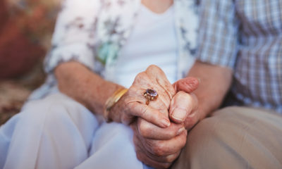 elderly-couple-hold-hands