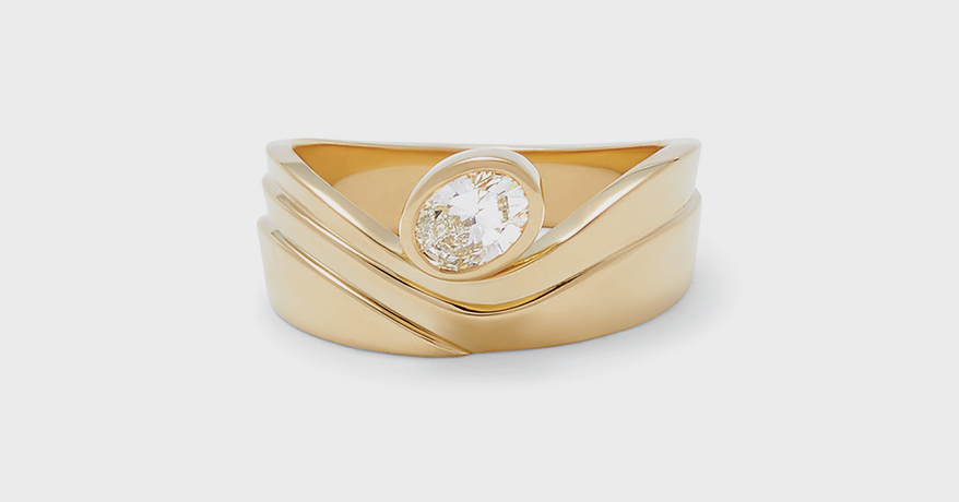 18K yellow gold ring with diamond.