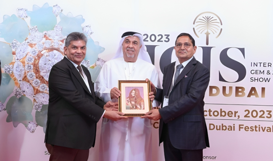 Mr. Tawhid Abdullah, chairman of Dubai Gold & Jewellery Group and CEO, Jawhara Jewellery (centre) felicitated by Mr. Kirit Bhansali, Vice Chairman, GJEPC (right); Mr. Nilesh Kothari, Convener, International Exhibitions, GJEPC (left); during the inauguration of GJEPC’s International Gem & Jewellery Show in Dubai