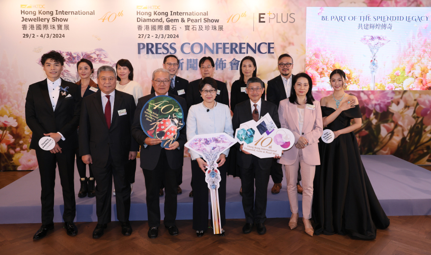 The twin jewellery shows press conference was supported by members of the HKTDC’s Hong Kong International Jewellery Show and Hong Kong International Diamond, Gem & Pearl Show organising committees. Sophia Chong (front, centre), HKTDC’s Deputy Executive Director, together with other members of the committees, posed for a group photo with celebrities