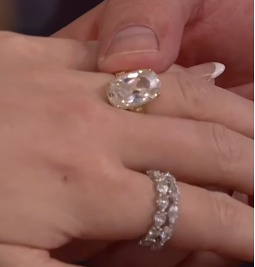 泰勒·斯威夫特 (Taylor Swift) 在脱口秀节目中积累了 Showgirl 珠宝