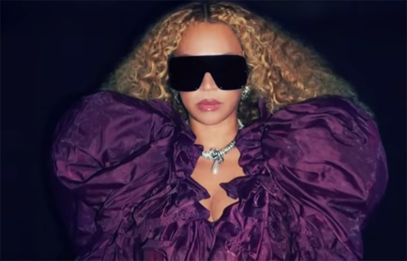 Judge the Jewels: Fans Think Beyoncé’s Pearls Are Sending a Secret Message 
